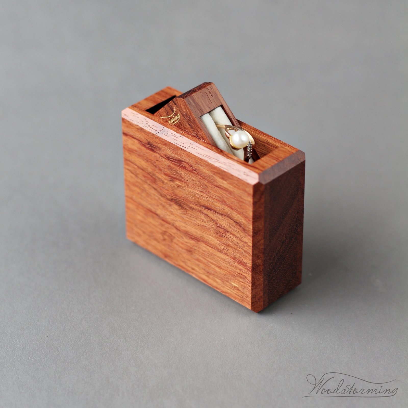 rotating engagement ring box