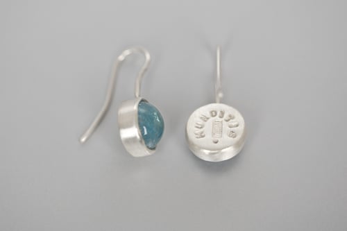 Image of "Simple and elegant" silver earrings with aquamarines · SIMPLEX MUNDITIS ·