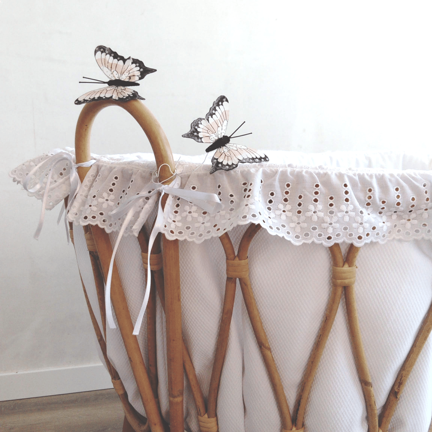 Image of Protector con volante romántico