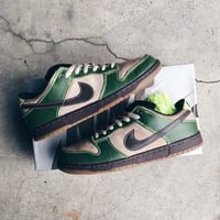 Nike SB Dunk “Jedi”.