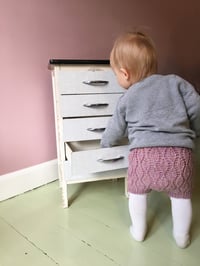 Image 4 of Babyshorts i bladmønster