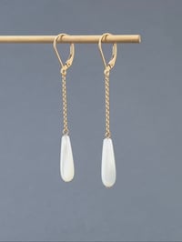 Image 3 of Boucles d'oreilles pendantes goutte nacre blanche chaîne gold filled 