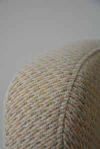 Image 4 of Fauteuil ondulaire beige