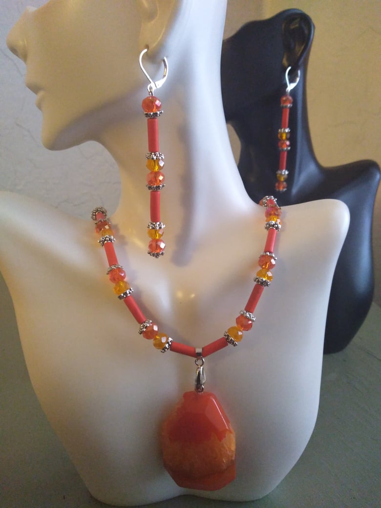 Image of TRI TONE ORANGE AGATE PENDANT NECKLACE SET