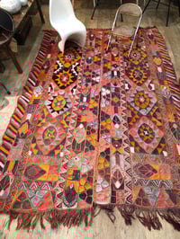 Image 1 of Tapis brodé