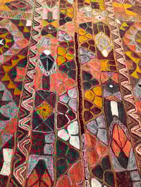 Image 3 of Tapis brodé