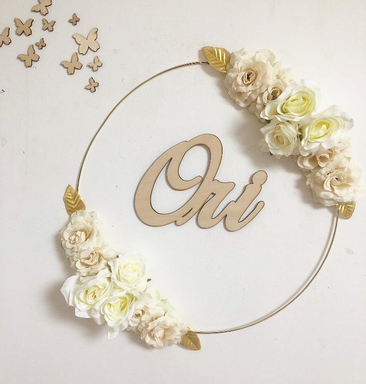 Image of Couronne fleurs sur cercle métal doré 40cm