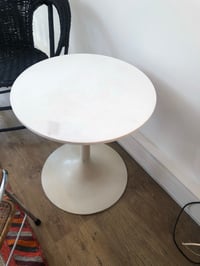 Image 1 of Table ronde pied tulipe 