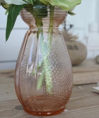 Image 3 of Vase à jacinthe en verre rosé.
