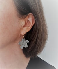 Image 2 of Boucles d'oreille SAKURA - Gris