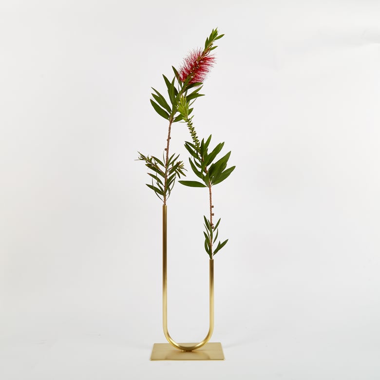 Image of Uneven U Vase, Vase 00402 - for fine stemmed foliage