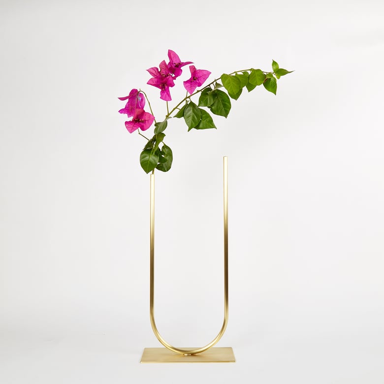 Image of Uneven U Vase, Vase 00403 - for fine foliage only
