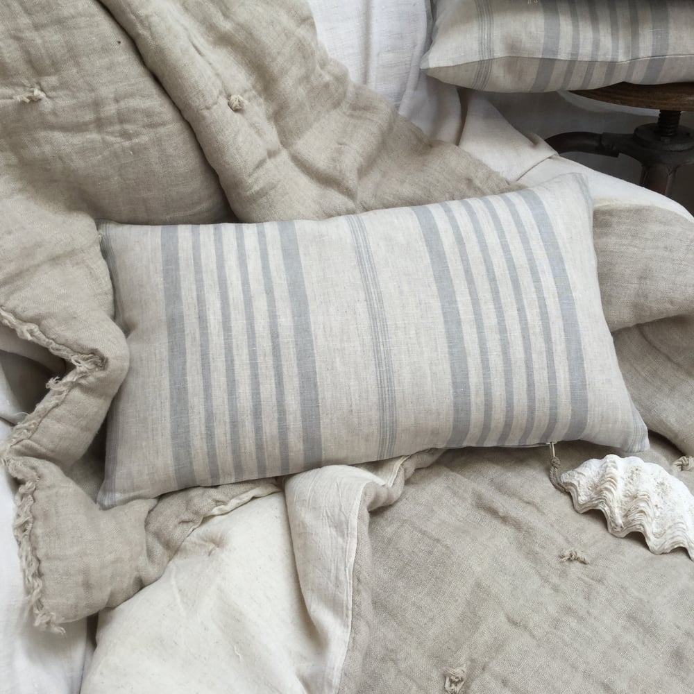 Image of Housse de coussin 30/50cm Cabbages and Roses  Jolly Stripe naturel bleu grisé 