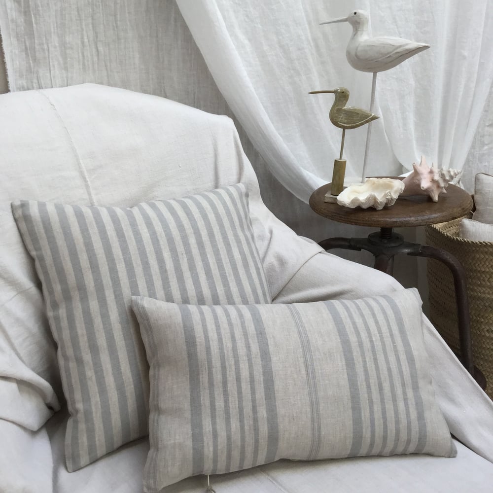 Image of Housse de coussin 30/50cm Cabbages and Roses  Jolly Stripe naturel bleu grisé 