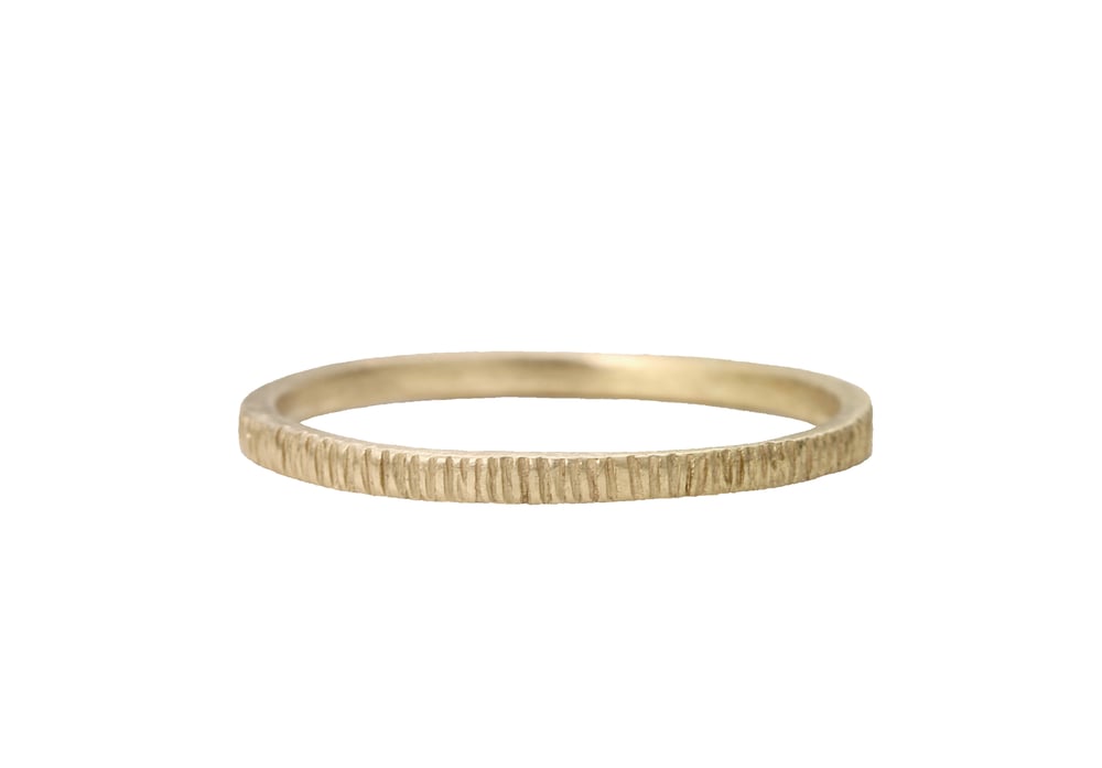 Image of A bark wedding band. 18k. Franca
