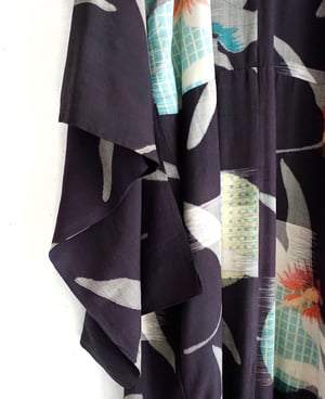 Image of Sort silke kimono med guldsmede motiv