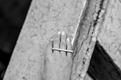 Image of silver plain ring with inscription · EHRFURCHT, GLÜCK UND TRAUER ·