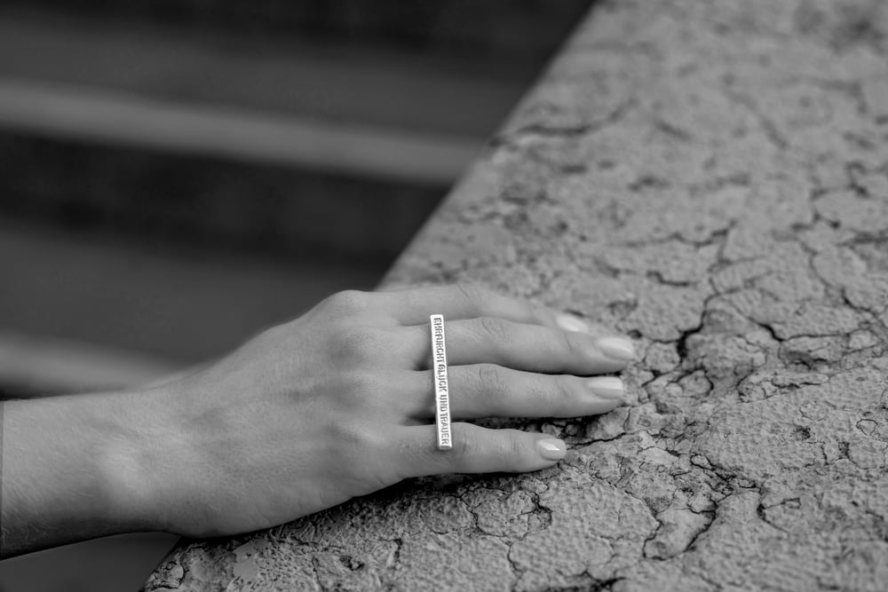 Image of silver plain ring with inscription · EHRFURCHT, GLÜCK UND TRAUER ·