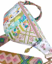 Image 2 of Vintage Linen Crossbody Fannypack 01