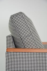 Image 3 of Fauteuil cube pieds de poule N&B