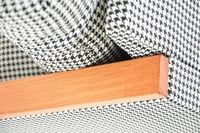 Image 4 of Fauteuil cube pieds de poule N&B