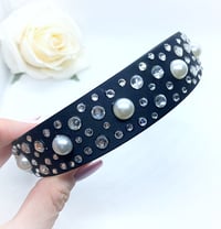 Image 3 of Black & pearl Baroque