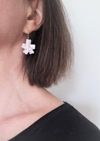 Image 2 of Boucles d'oreille SAKURA Rose tendre  ou Rose Malabar- Petite ou grande fleur