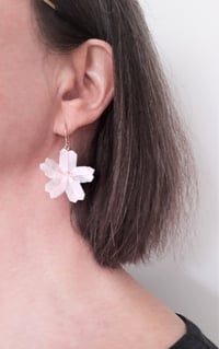 Image 3 of Boucles d'oreille SAKURA Rose tendre  ou Rose Malabar- Petite ou grande fleur