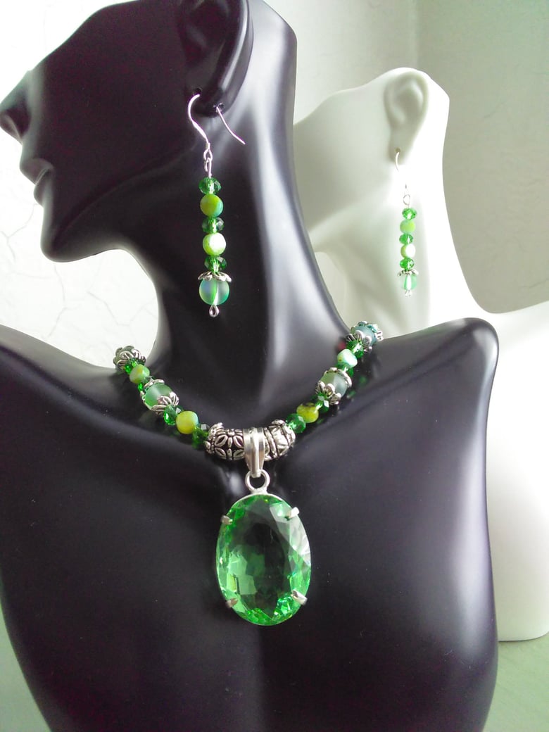 Image of PERIDOT PENDANT MYSTIC AURA NECKLACE SET