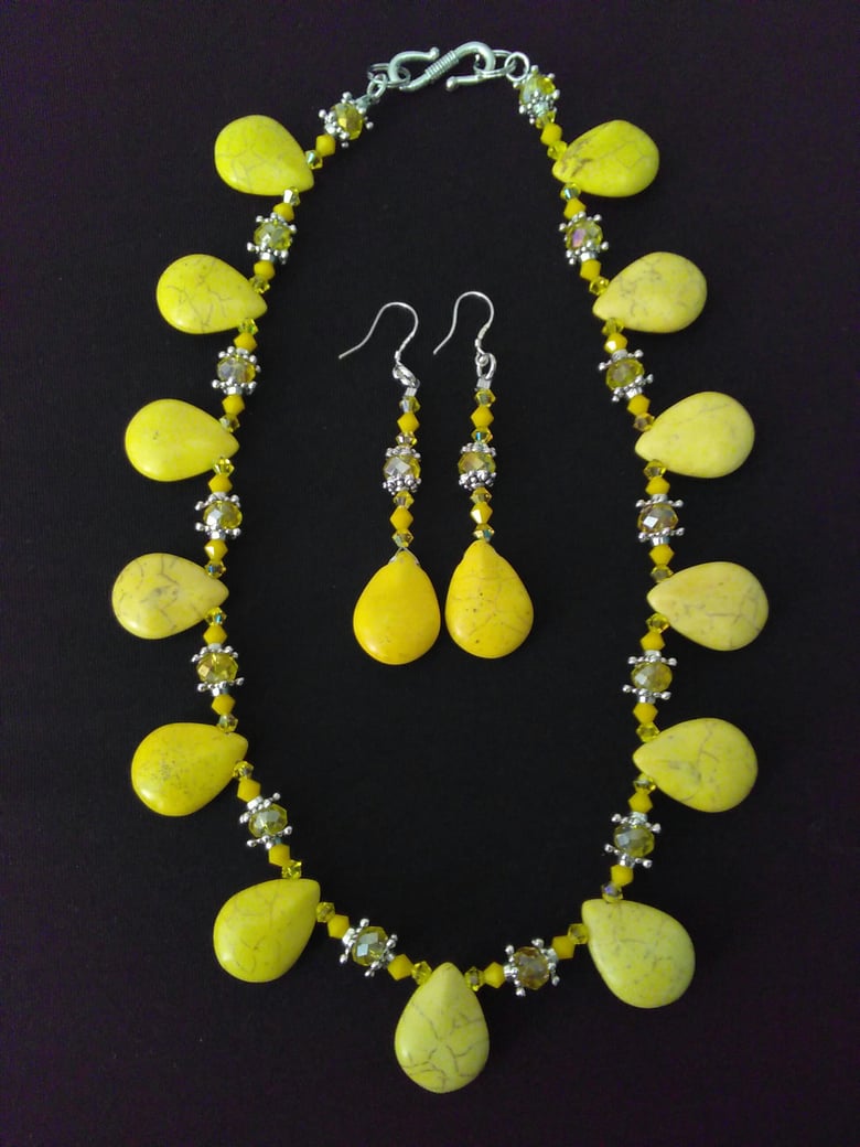 Image of YELLOW TEARDROP HOWLITE NECKLACE SET