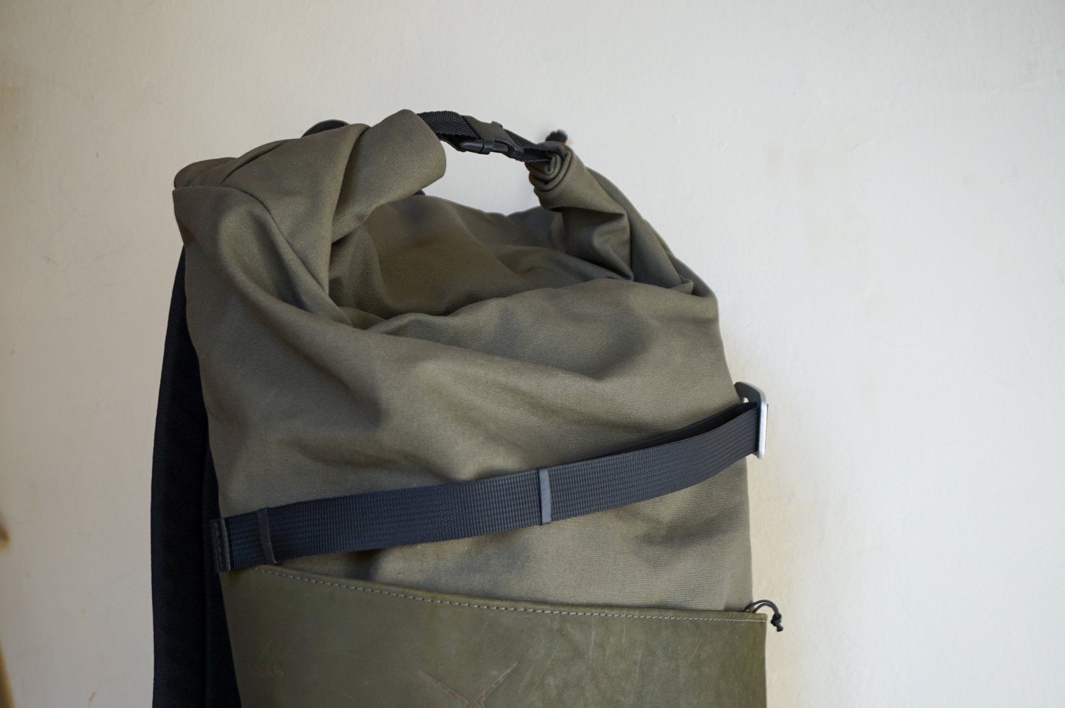 Image of m u r z u k. 22L - olive canvas- dark olive green with orange hook