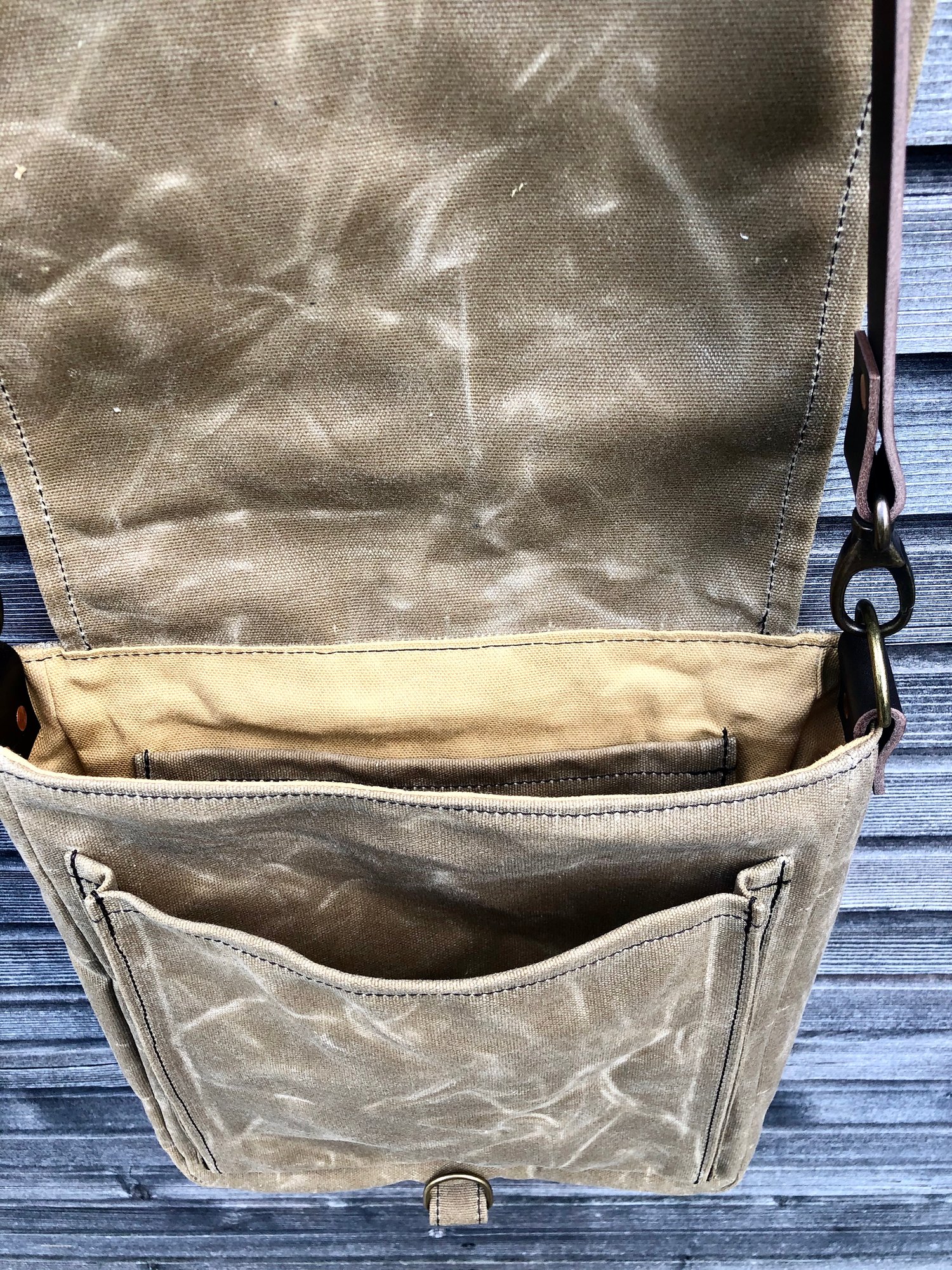 Image of Messenger bag in waxed canvas with leather adjustable shoulder strap and closing flap medium size