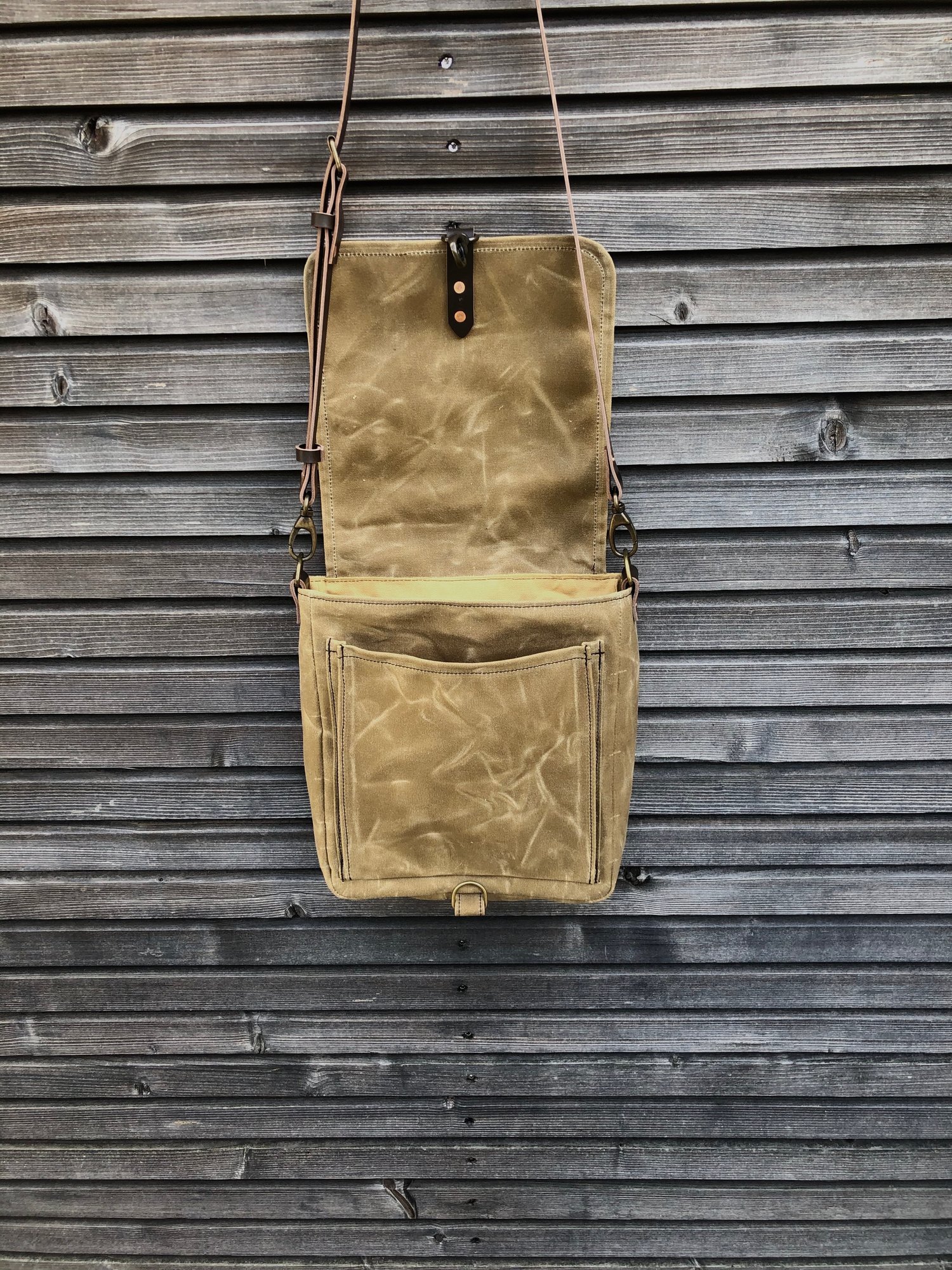 Image of Messenger bag in waxed canvas with leather adjustable shoulder strap and closing flap medium size