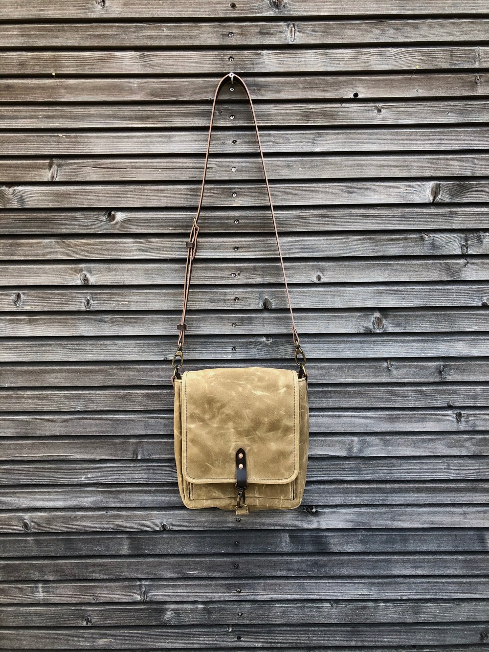 Image of Messenger bag in waxed canvas with leather adjustable shoulder strap and closing flap medium size
