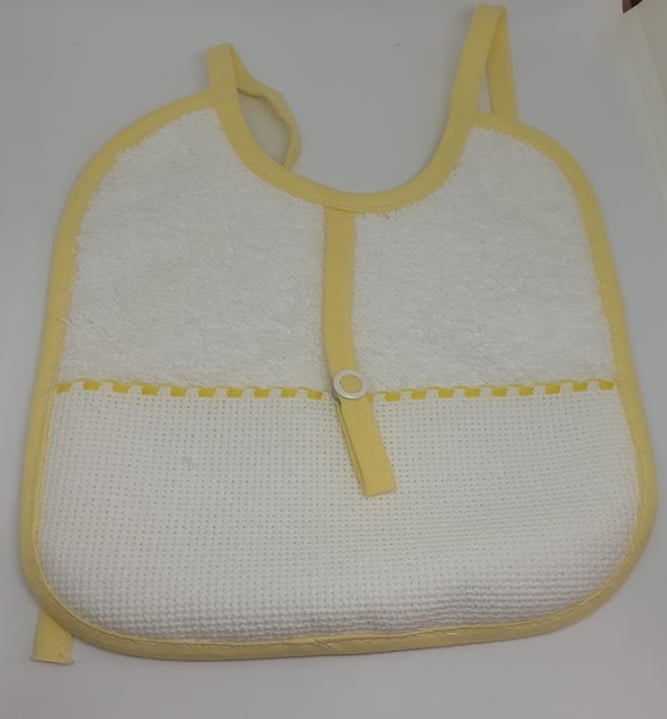 Babete C/ prende chupeta - Disponível em loja física