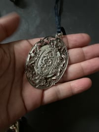 Image 4 of Magnifique pendentif métal plaqué argent, rond de nacre et feuille d’acanthes, XIXème siecle