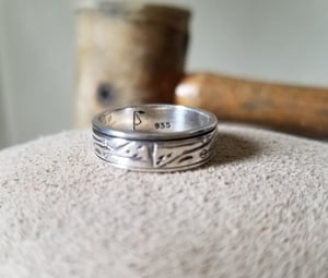 Spinner Ring straight sided with stamped detail
