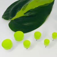 Image 5 of Náušnice Circle , Circle mini a Circle xs smaragdová zelená a limetková zelená