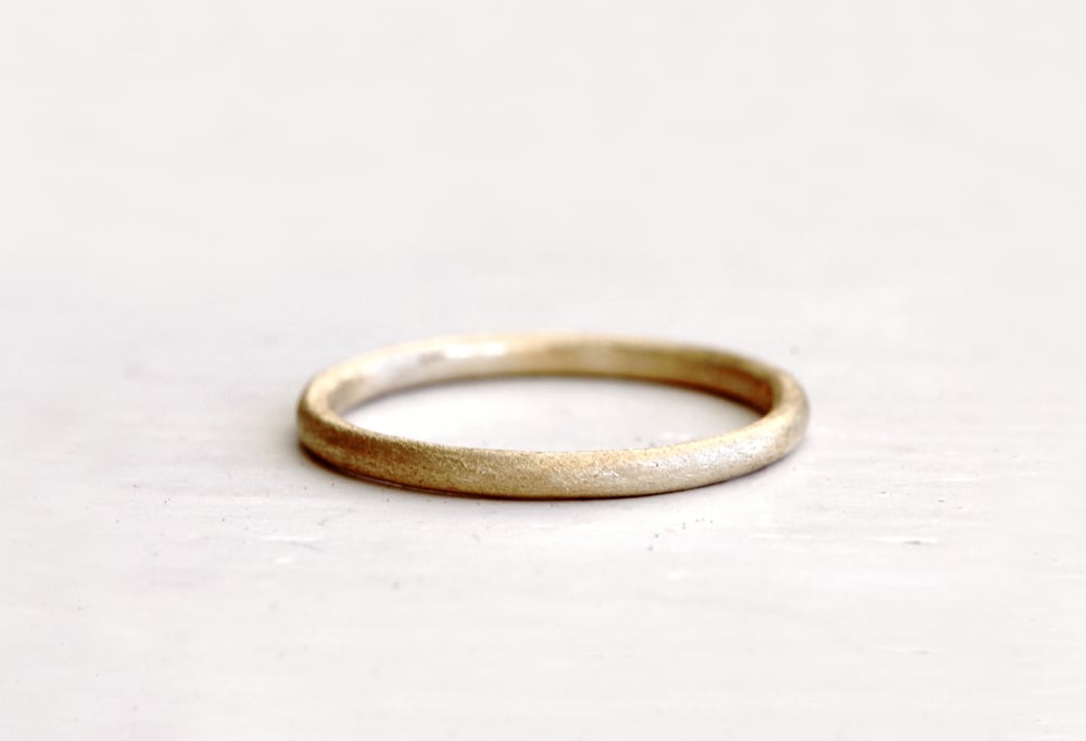 Image of A simple wedding ring. Earthy love. Ford