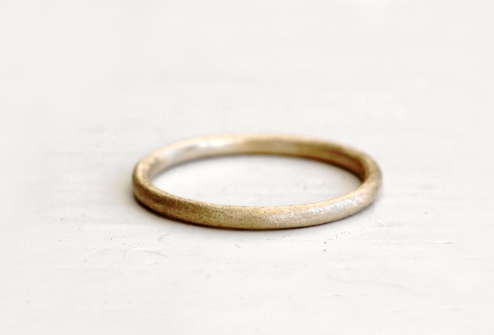 Image of A simple wedding ring. Earthy love. Ford