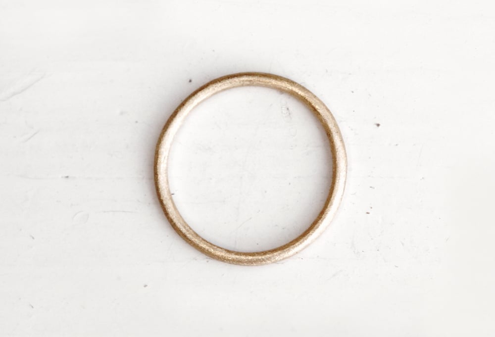 Image of A simple wedding ring. Earthy love. Ford