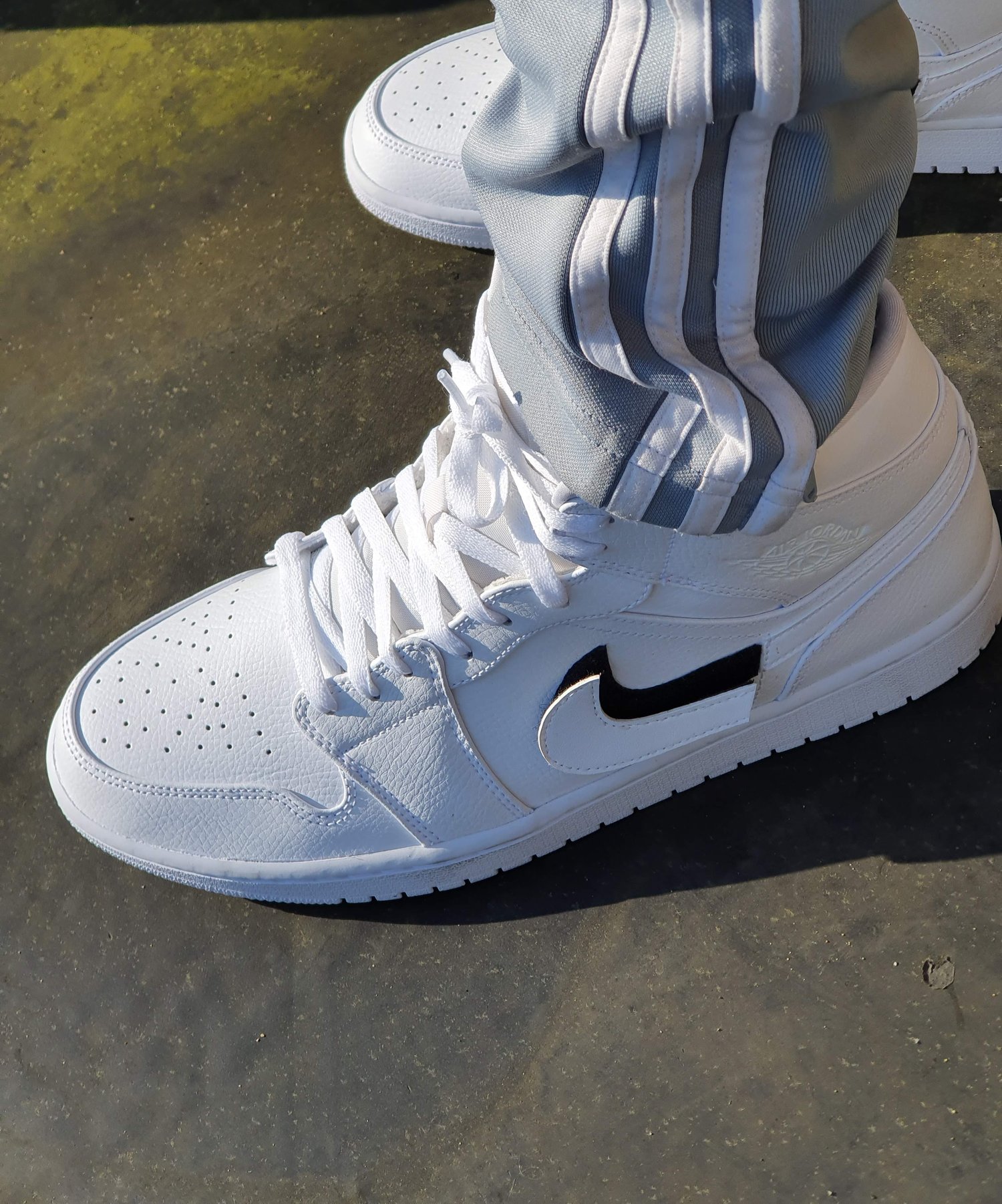 Image of Replaceable swoosh Air Jordan 1 (white)