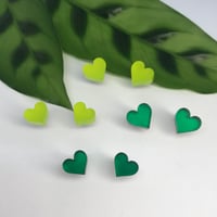 Image 1 of Náušnice srdíčka smaragdově zelená / limetková zelená