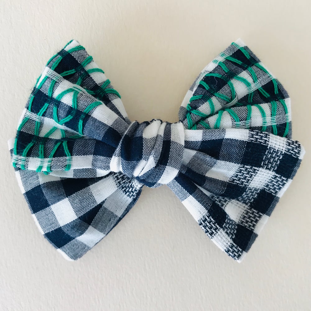 Image of Barrette vichy bleu marine brodé vert