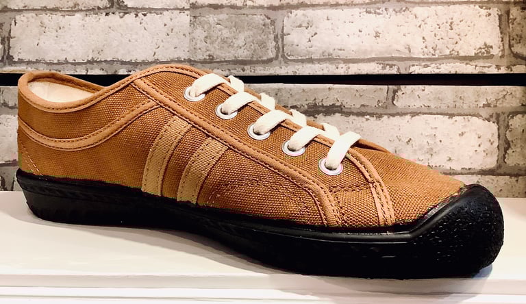 Inn-stant canvas lo top sneaker shoes made in Slovakia Image 3