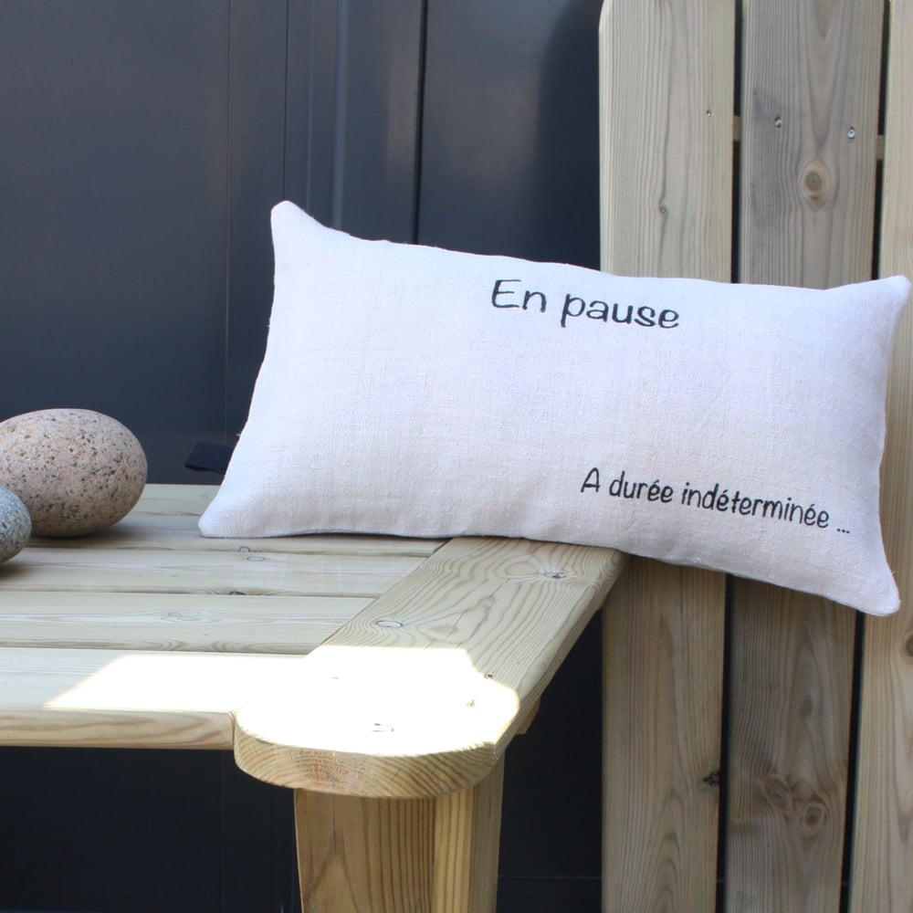 Image of Coussin en chanvre ancien  " Pause à durée indéterminée " réalisé sur commande.