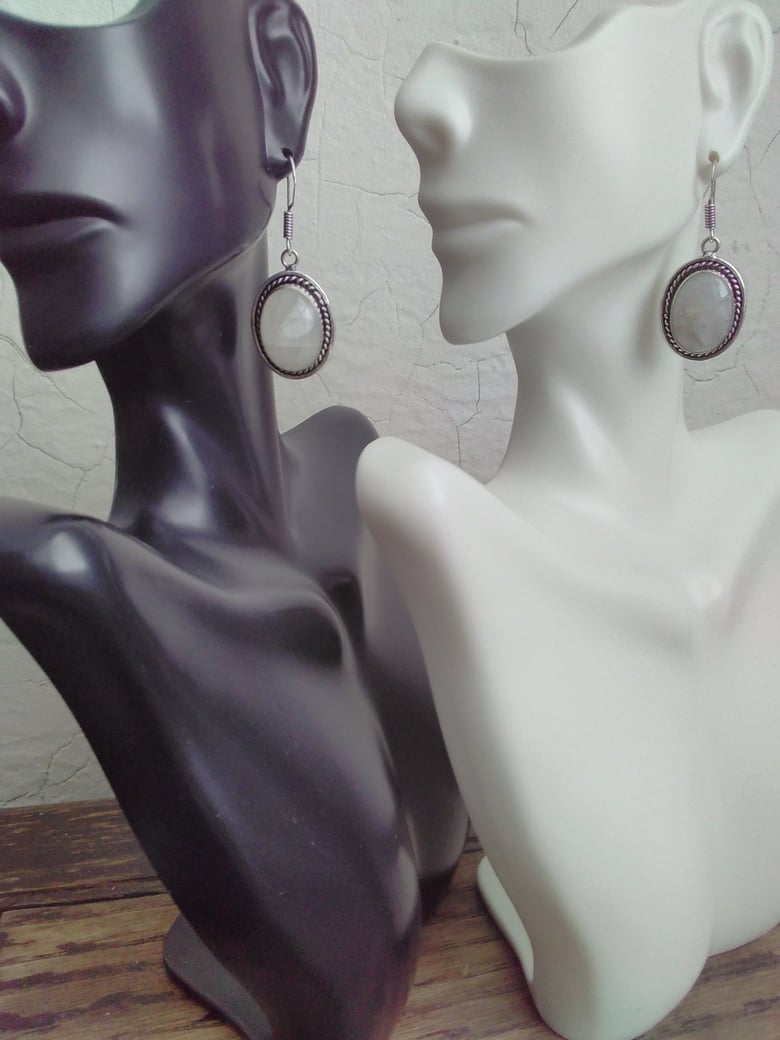 Image of SINGLE MOONSTONE ROUND EARRINGS