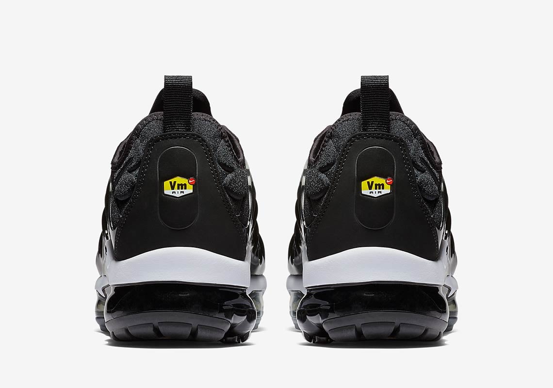 black and white vapormax plus