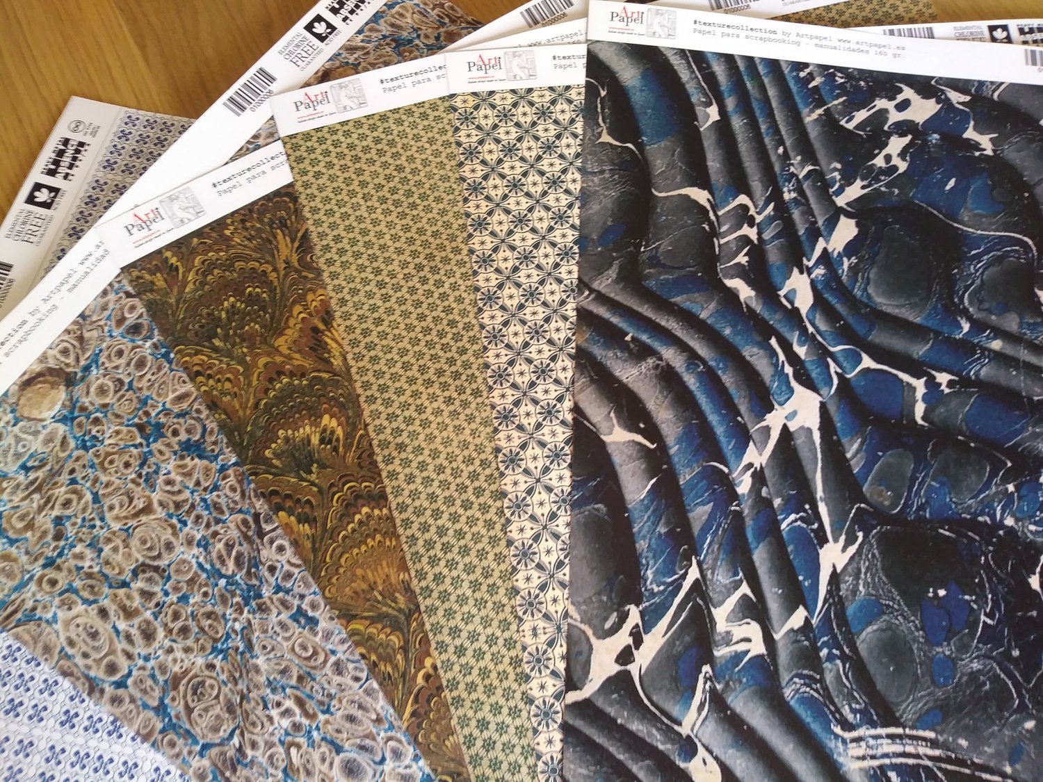 Image of Scrapbooking decorative paper collection libros antiguos 