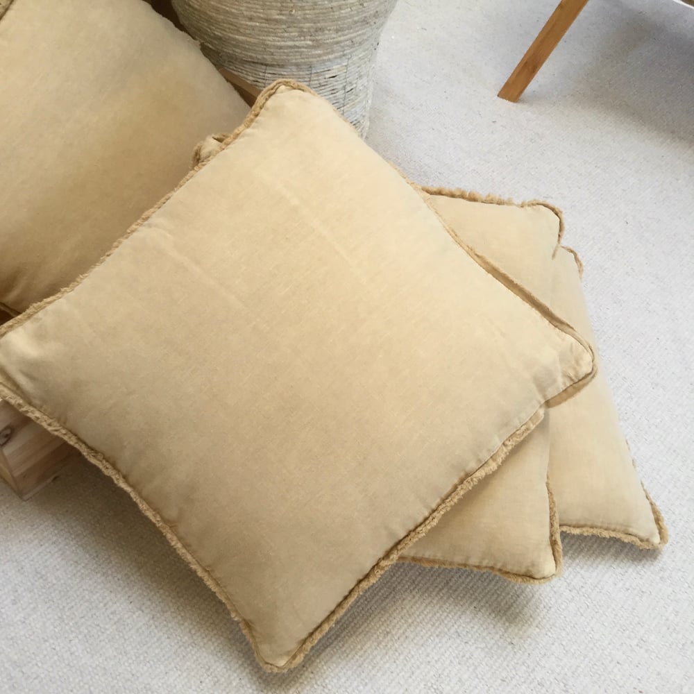 Image of -50% Housse Coussin carré bordures frangés jaune paille